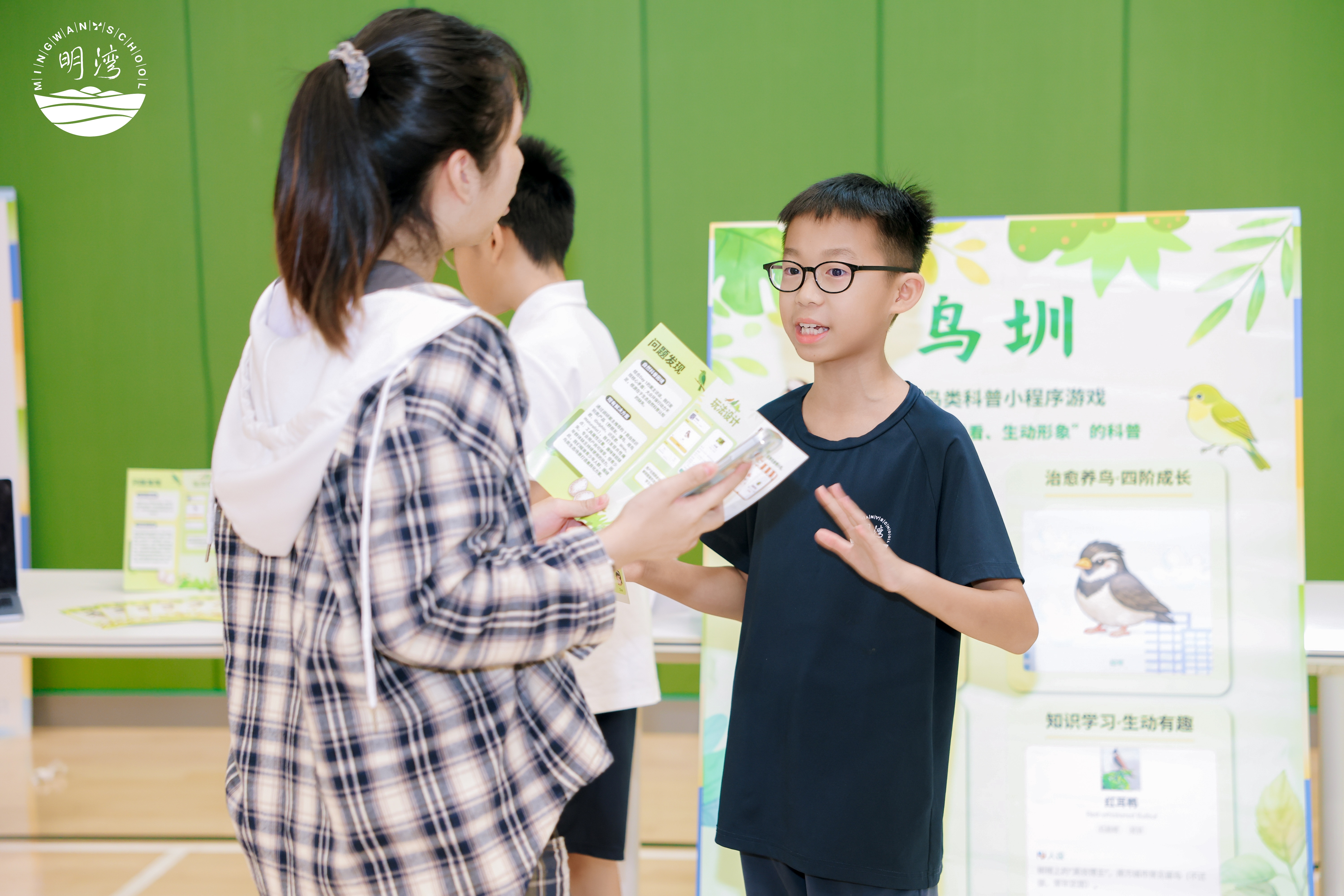 At the fair, a student introduces Niaozhen to a visitor